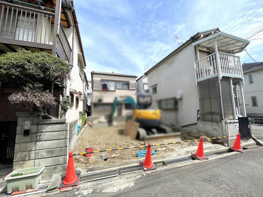 DEMO-01 建築条件はございませんので、
お好きなハウスメーカー・工務店で建築可能です。

現況：更地
南側が道路に面しています

阪神本線「武庫川」駅まで徒歩13分
敷地面積：54.29㎡（16.42坪）

整形地
間口：約6.1m

グルメシティ尼崎大庄店まで徒歩7分
ツルハドラッグ尼崎大庄店まで徒歩3分と
毎日のお買物に便利な立地