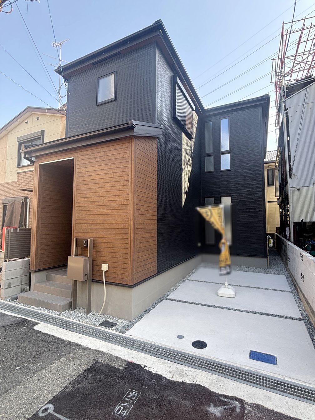 DEMO-01 2026年1月完成

阪急神戸線「武庫之荘」駅まで徒歩20分
駐車スペースあり（車種による制限有）

全居室に収納がある3LDK
3面採光のリビングは約18.6帖

家族の出入りを見守れるリビング階段
南向きバルコニー

ウォークインクローゼット3か所や床下収納があり収納充実
浴室乾燥機付き・キッチンは浄水器付き
長期優良住宅認定物件

マックスバリュ武庫元町店まで徒歩5分
ツルハドラッグ尼崎武庫元町店まで徒歩7分と
毎日のお買物に便利な立地