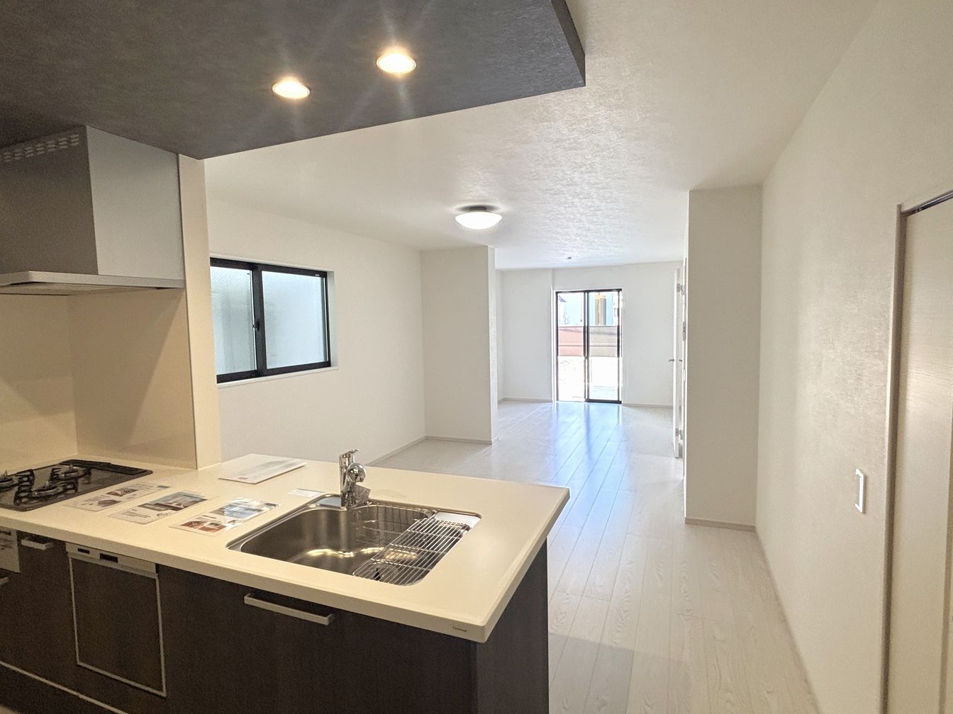 DEMO-01 駐車2台可能（車種による制限有）
LDK約20.4帖の4LDK

阪急神戸線・伊丹線「塚口」駅まで徒歩14分
2026年3月完成済み

ウォークインクローゼットや
床下収納があり収納充実

第一種低層住居専用地域の閑静な住宅街
（敷地の一部は第一種住居地域）

パントリーあり
主寝室は約8.5帖＋WIC

2階廊下にも収納スペースあり
トイレの前にスペースあり