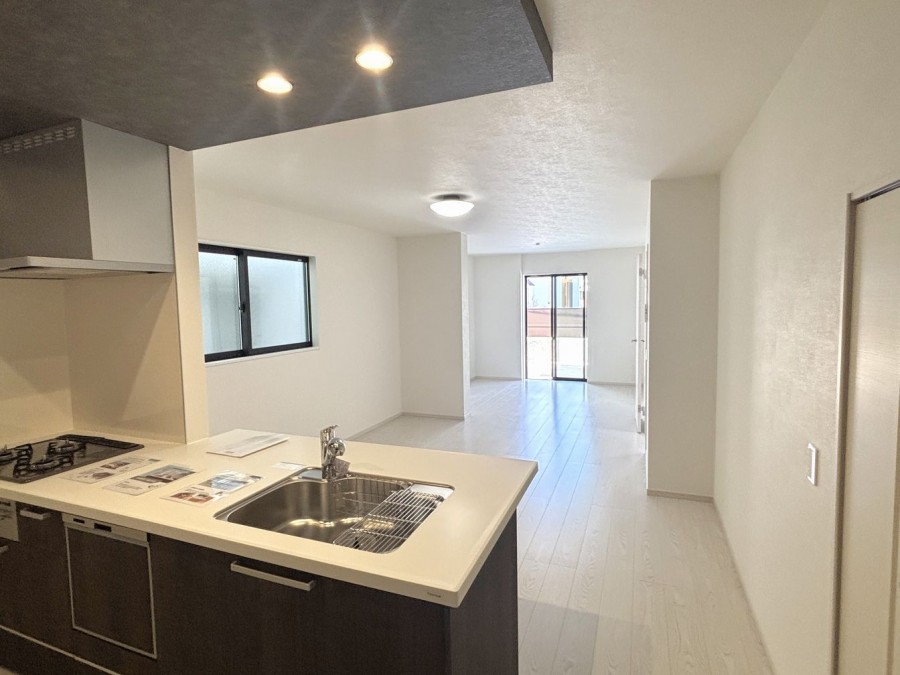 DEMO-01 駐車2台可能（車種による制限有）
LDK約20.4帖の4LDK

阪急神戸線・伊丹線「塚口」駅まで徒歩14分
2026年3月完成済み

ウォークインクローゼットや
床下収納があり収納充実

第一種低層住居専用地域の閑静な住宅街
（敷地の一部は第一種住居地域）

パントリーあり
主寝室は約8.5帖＋WIC

2階廊下にも収納スペースあり
トイレの前にスペースあり