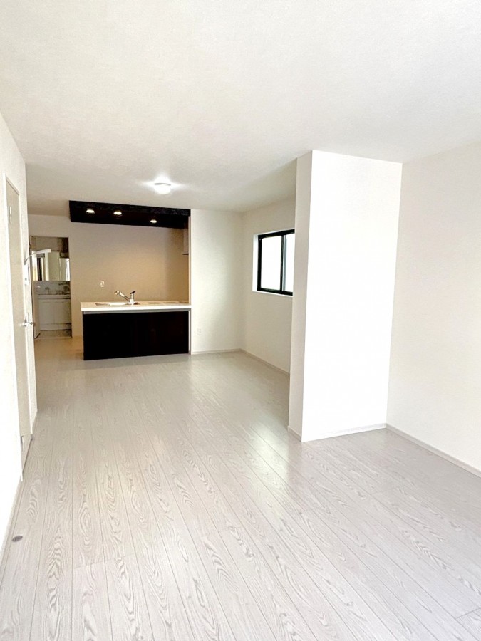 DEMO-01 駐車2台可能（車種による制限有）
LDK約20.4帖の4LDK

阪急神戸線・伊丹線「塚口」駅まで徒歩14分
2026年3月完成済み

ウォークインクローゼットや
床下収納があり収納充実

第一種低層住居専用地域の閑静な住宅街
（敷地の一部は第一種住居地域）

リビングに収納スペースあり
主寝室は約7.0帖＋WIC

2階廊下にも収納スペースあり
トイレの前にスペースあり