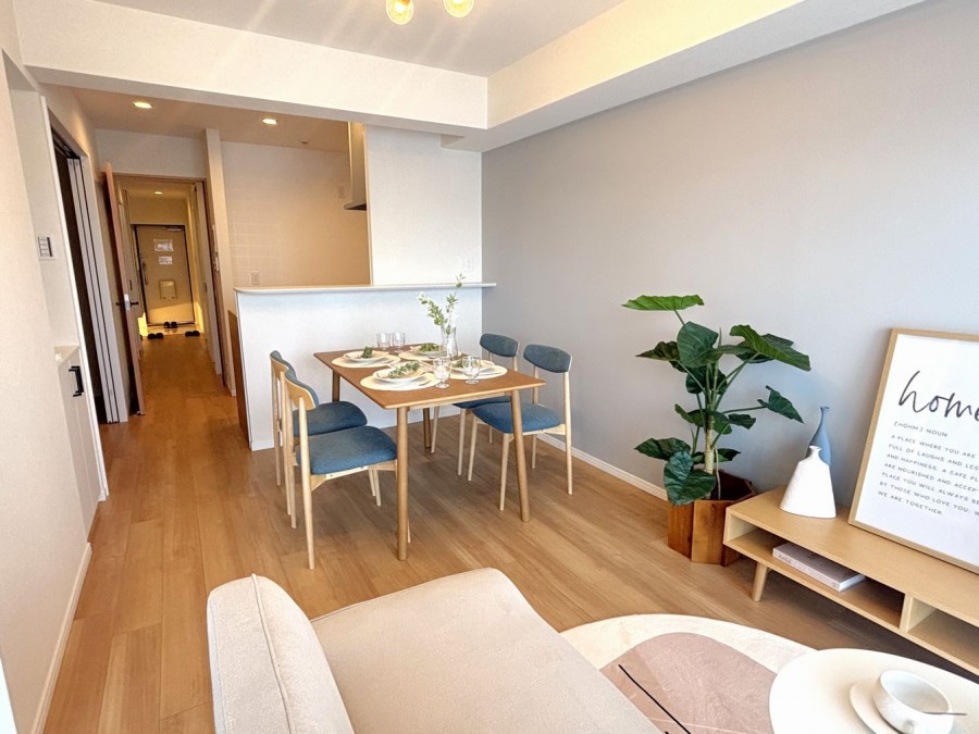 DEMO-01 ペット飼育可能（規約等による制限有）
南東向き・10階部分につき眺望・陽当たり良好

阪神「尼崎」駅から徒歩12分
オートロック・エレベーターあり

3LDK＋納戸
リビングは隣の洋室と合わせると16.4帖

設置済みの家具・照明器具・小物付きです
モニター付インターホン付き

リフォーム済み（2026年2月）
 ・キッチン新調（ガラストップコンロ）
 ・浴室新調（浴室乾燥機付き）
 ・洗面化粧台新調（タッチレス水栓）
 ・トイレ新調（フルオート洗浄便座）
 ・クロス張替（全室）
 ・フローリング張替
 ・建具新調
 ・給湯器新調  など