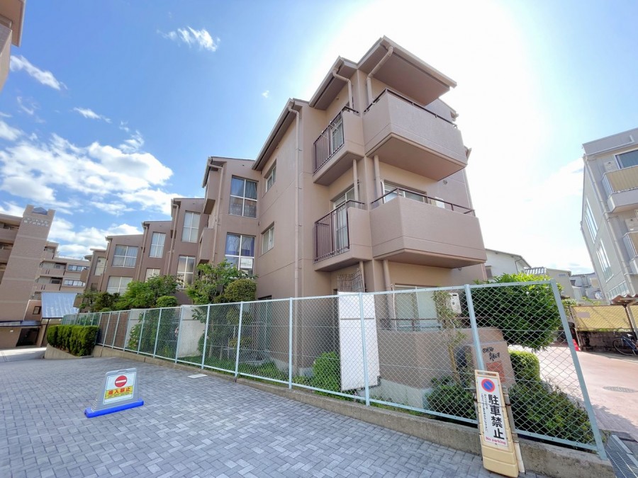 DEMO-01 最上階・雁行設計による三方角部屋
天井高2．7mのセンターリビングを含む4LDK

阪急神戸線「武庫之荘」駅まで徒歩14分
駅まで平坦

3階建ての3階部分
南・西側には高い建物がないため、陽当たり・眺望良好

キッチンはIHクッキングヒーター・食器洗浄乾燥機付き
西側の和室は3面採光

門扉付きの専用ポーチがあり、
ベビーカーや傘などを置くスペースとしても使えます

南西向きのバルコニー2か所

スーパーオオジ武庫之荘北店まで徒歩5分
キリン堂武庫之荘店まで徒歩7分と
毎日のお買物に便利な立地