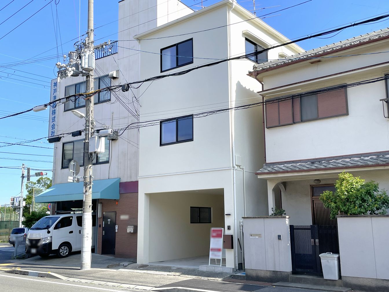 DEMO-01 フルリフォーム済み
各居室6.7帖以上の3LDK
2沿線利用可能
(阪急神戸線・JR東海道本線
車庫あり・ハイルーフ車駐車可能(車種による制限有)
前面道路幅員約12.0m
2階のLDKは収納付きの約15.3帖
南向きバルコニー
南側はマンションの緑地部分のため陽当たり良好
リフォーム済み(2025年3月)
・キッチン新調
・浴室新調
・洗面化粧台新調
・トイレ新調
・クロス張替(全室)
・フローリング上張(全室)
・給排水配管交換
・建具新調(全室)
・サッシ新調
・給湯器新調
・コンセント増設
・外壁、屋