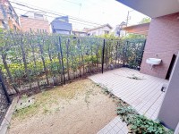DEMO-01 ペット飼育可能（規約等による制限有）
1階部分・専用庭付き

阪神本線「出屋敷」駅まで徒歩14分
阪神本線「尼崎」駅まで徒歩19分

テラス部分にスロップシンクあり
階下への音を気にせず暮らせる1階部分

フラット対面キッチン（食器洗浄乾燥機付き）
LDK約13.5帖の3LDK

ウォークインクローゼット・トランクルームがあり収納充実
エントランスには宅配ボックスあり

リフォーム済み（2025年12月）
 ・キッチン新調
 ・浴室新調
 ・洗面化粧台新調
 ・トイレ新調
 ・クロス張替（全室）
 ・建具新調
 ・フローリング張替 など