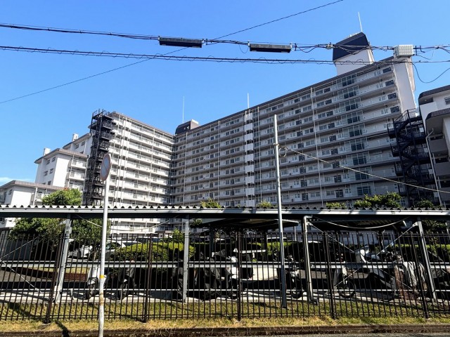DEMO-01 1階部分ならではの専用庭(約20㎡)付き
専有面積:66㎡ LDK約10.0帖 東向き
センターリビングの3LDK
くつろげる和室あり
総戸数306戸の大規模マンション
イズミヤショッピングセンター昆陽店まで徒歩6分
リフォーム中(2026年9月末完成予定)
・システムキッチン新調
・ユニットバス新調
・洗面化粧台新調
・トイレ新調
・フローリング張替
・クロス張替 など