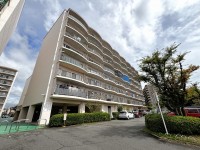 DEMO-01 南向き・南西角住戸5階部分
陽当たり・眺望良好

専有面積：74.54㎡
全居室6畳以上の3LDK

南向きバルコニーからの眺望は、遮る物がなく良好です。

専有部分とは別にトランクルーム（無償）があり、
アウトドア用品などを収納するのに便利

徒歩5分圏内に、スーパー・ドラッグストア・コンビニがあり
毎日のお買物に便利な立地
