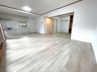 DEMO-01 阪神「尼崎」駅まで徒歩6分

専有面積94.33㎡の4LDK
2002年5月建築

三方角部屋（南・西・北）につき通風良好
スロップシンク付きの3面バルコニー（42.25㎡）

ウォークインクローゼットやトランクルームがあり収納充実

リフォーム済み（2026年8月）
 ・キッチン新調
 ・浴室新調（浴室乾燥機付き）
 ・洗面化粧台新調
 ・トイレ新調（温水洗浄便座）
 ・フローリング張替
 ・クロス貼替
 ・建具新調  など