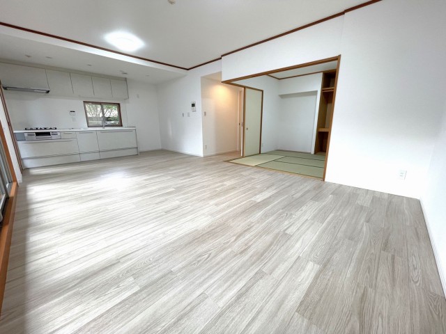 DEMO-01 阪神「尼崎」駅まで徒歩6分

専有面積94.33㎡の4LDK
2002年5月建築

三方角部屋（南・西・北）につき通風良好
スロップシンク付きの3面バルコニー（42.25㎡）

ウォークインクローゼットやトランクルームがあり収納充実

リフォーム済み（2026年8月）
 ・キッチン新調
 ・浴室新調（浴室乾燥機付き）
 ・洗面化粧台新調
 ・トイレ新調（温水洗浄便座）
 ・フローリング張替
 ・クロス貼替
 ・建具新調  など