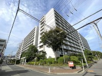 DEMO-01 阪神「尼崎」駅まで徒歩11分
専有面積：79.77㎡の4LDK

3方角部屋（南・東・北）・5階部分につき陽当たり・通風良好
3面バルコニー

調理のしやすいL字型キッチン
浴室乾燥機付き

ペット飼育可能（規約等による制限有）

万代尼崎難波店まで徒歩4分と毎日のお買物に便利な立地
庄下川河川敷まで徒歩3分と大切なペットとの毎日のお散歩にも便利です。

リフォーム済み（2026年7月）
 ・キッチン新調
 ・浴室新調（浴室乾燥機付き）
 ・洗面化粧台新調
 ・トイレ新調（温水洗浄便座）
 ・クロス貼替（全室）
 ・フローリング張