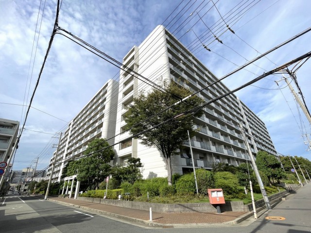 DEMO-01 阪神「尼崎」駅まで徒歩11分
専有面積：79.77㎡の4LDK

3方角部屋（南・東・北）・5階部分につき陽当たり・通風良好
3面バルコニー

調理のしやすいL字型キッチン
浴室乾燥機付き

ペット飼育可能（規約等による制限有）

万代尼崎難波店まで徒歩4分と毎日のお買物に便利な立地
庄下川河川敷まで徒歩3分と大切なペットとの毎日のお散歩にも便利です。

リフォーム済み（2026年7月）
 ・キッチン新調
 ・浴室新調（浴室乾燥機付き）
 ・洗面化粧台新調
 ・トイレ新調（温水洗浄便座）
 ・クロス貼替（全室）
 ・フローリング張