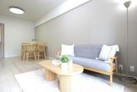 DEMO-01 2沿線利用可能
 JR福知山線「塚口」駅まで徒歩5分
 阪急神戸線・伊丹線「塚口」駅まで徒歩8分

専有面積：55.40㎡の2LDK
南向きバルコニーに面するLDKは約13.6帖

浴室に窓あり
ウォークインクローゼットや廊下の収納があり、収納充実

食器洗浄乾燥機や浴室乾燥機など充実の設備
レースカーテン付き

宅配ボックス・オートロックがあり防犯面も安心

リフォーム済み（2026年7月）
 ・キッチン新調
 ・浴室新調
 ・トイレ新調
 ・洗面化粧台新調
 ・クロス貼替
 ・給湯器新調 など