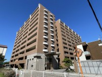 DEMO-01 3沿線利用可能
 （JR福知山線「塚口」駅まで徒歩8分）
 （阪急神戸線・伊丹線「塚口」駅まで徒歩18分）

7階部分・東向きにつき眺望良好
全居室フローリングの3LDK

ペット飼育可能（規約等による制限有）
2002年5月建築

食器洗浄乾燥機・浴室暖房乾燥機など充実の設備
奥行き2mのワイドバルコニー（15㎡）にはスロップシンクあり

2026年11月リフォーム完了予定
 ・キッチン新調
 ・浴室新調
 ・トイレ新調
 ・洗面化粧台新調
 ・クロス貼替
 ・建具新調 など