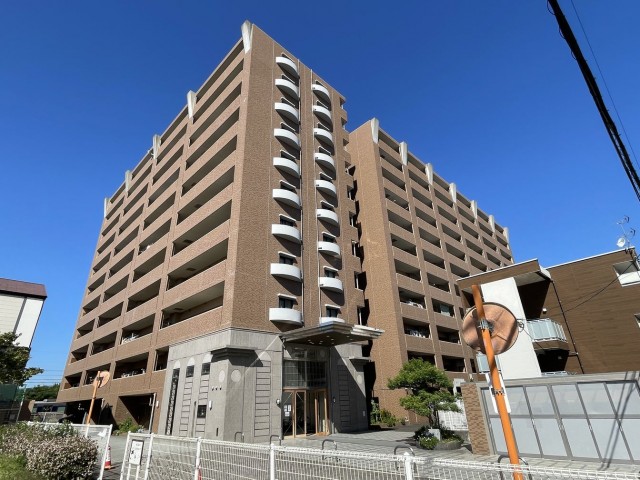 DEMO-01 3沿線利用可能
(JR福知山線「塚口」駅まで徒歩8分)
(阪急神戸線・伊丹線「塚口」駅まで徒歩18分)
7階部分・東向きにつき眺望良好
全居室フローリングの3LDK
ペット飼育可能(規約等による制限有)
2002年5月建築
食器洗浄乾燥機・浴室暖房乾燥機など充実の設備
奥行き2mのワイドバルコニー(15㎡)にはスロップシンクあり
2026年11月リフォーム完了予定
・キッチン新調
・浴室新調
・トイレ新調
・洗面化粧台新調
・クロス貼替
・建具新調 など